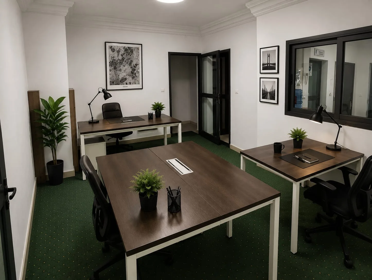 Bureau privé JigiWorks — OF3, 2e étage : bureau équipé, lumineux, avec plantes