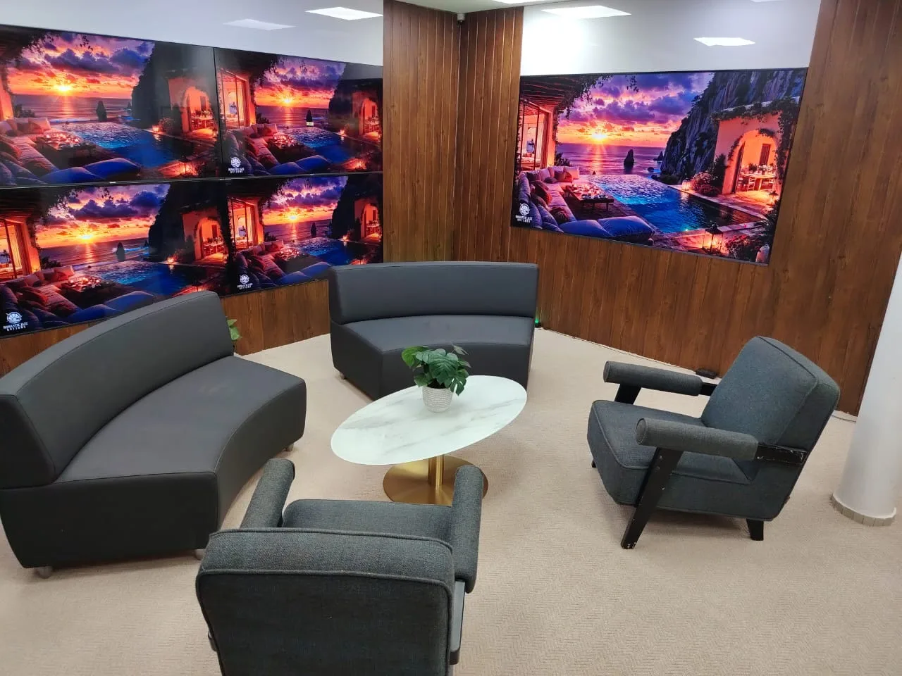 Studio ZED MEDIA — espace détente avec murs d'écrans, banquettes et fauteuils